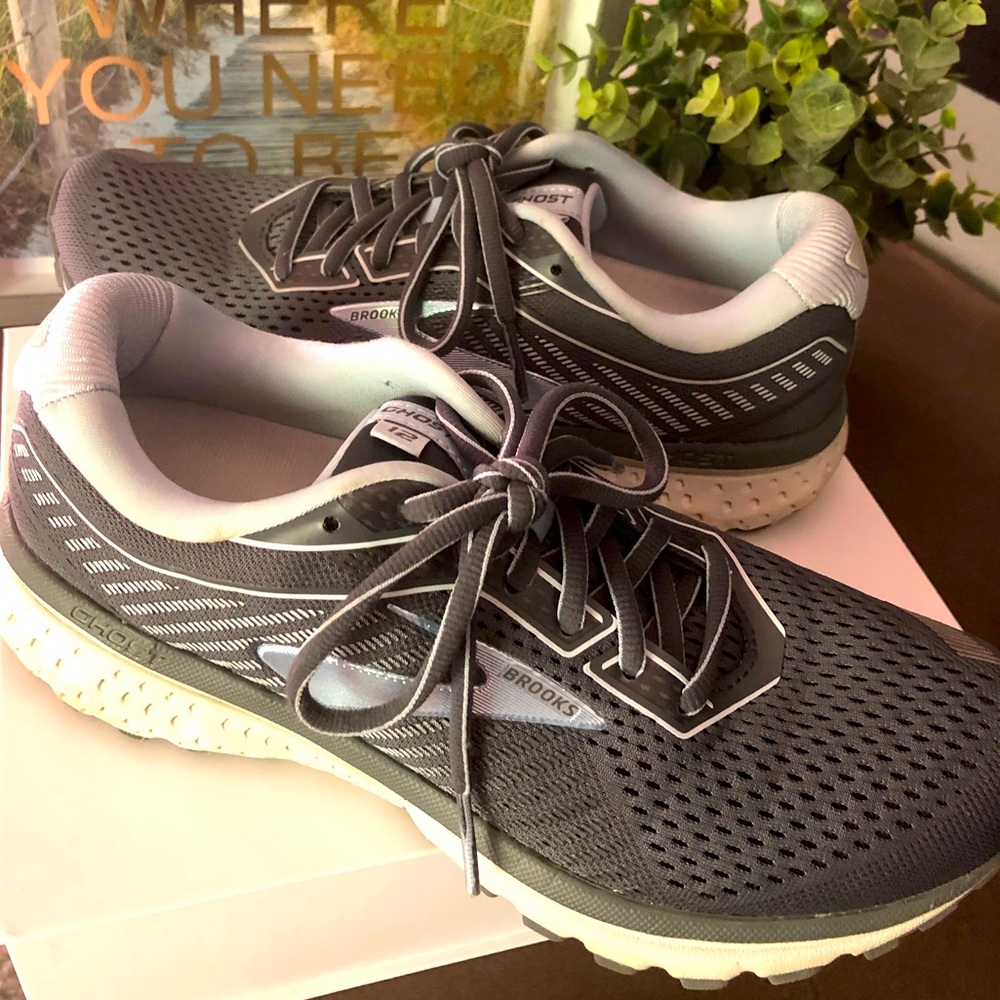 Brooks Ghost 12 running shoes. EUC. Women’s size 8.